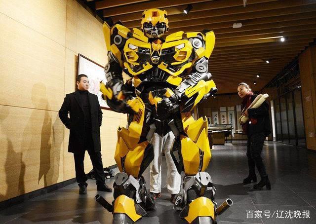 沈阳80后自制500个零件组装“大黄蜂机甲”穿着表演活动自如！