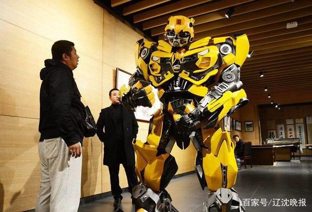 沈阳80后自制500个零件组装“大黄蜂机甲”穿着表演活动自如！