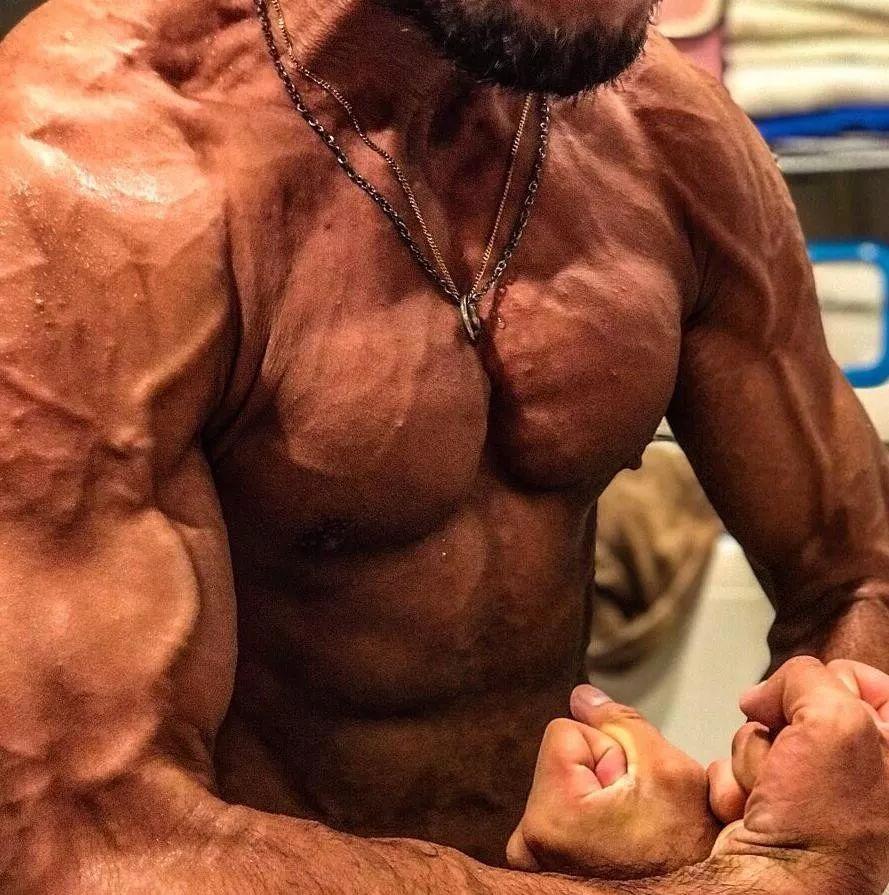 日本动画导演沉迷肌肉锻炼，一看还执导过拳愿阿修罗