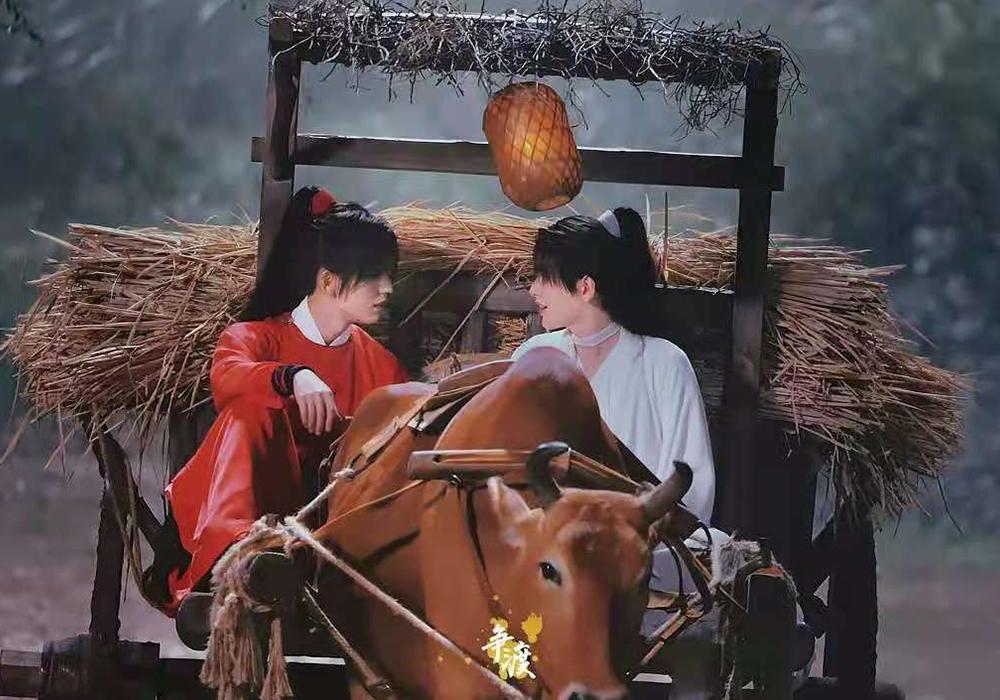 《吉星高照》剧版牛车路透，侧面看发型好敷衍，看到银蝶的道具了