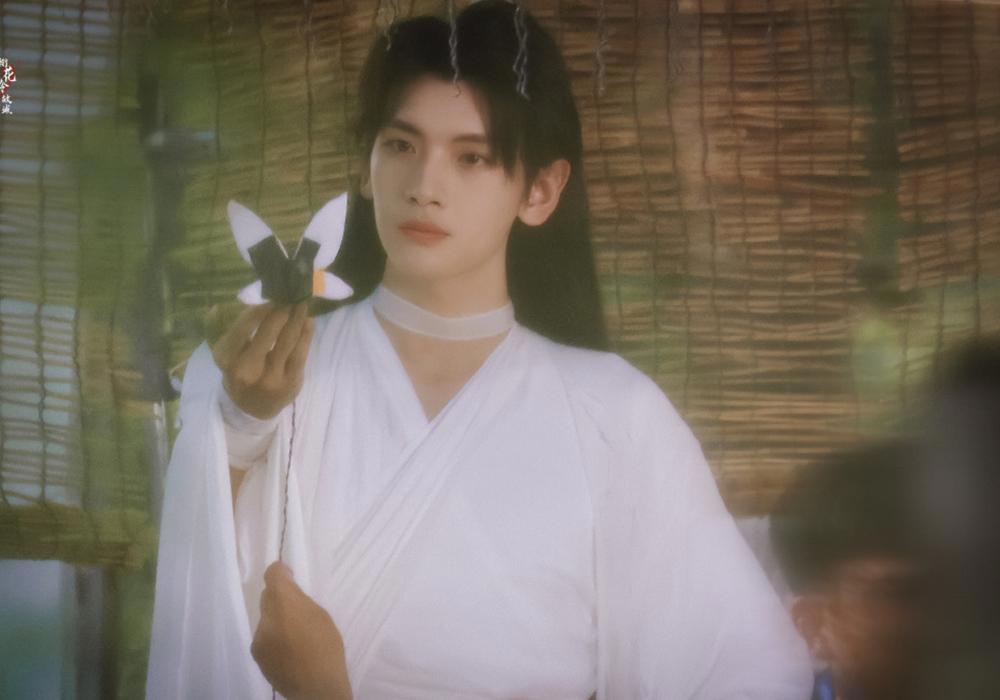 《吉星高照》剧版牛车路透，侧面看发型好敷衍，看到银蝶的道具了