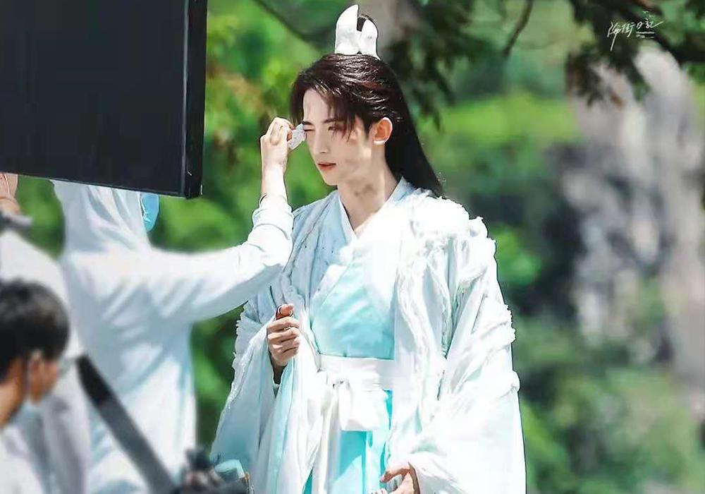 《吉星高照》剧版牛车路透，侧面看发型好敷衍，看到银蝶的道具了