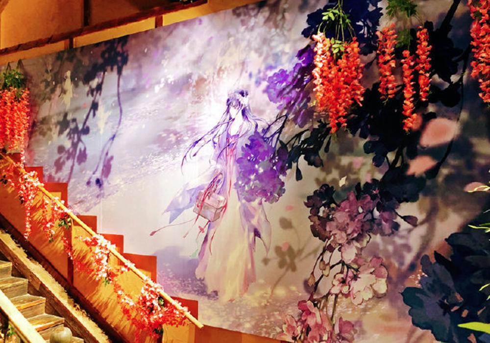 《魔道祖师》主题店官方图，墙壁边摆满周边，纸人装饰好可爱！