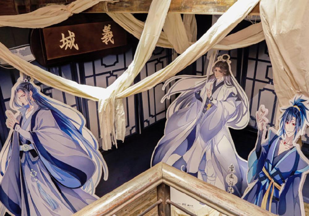 《魔道祖师》主题店官方图，墙壁边摆满周边，纸人装饰好可爱！