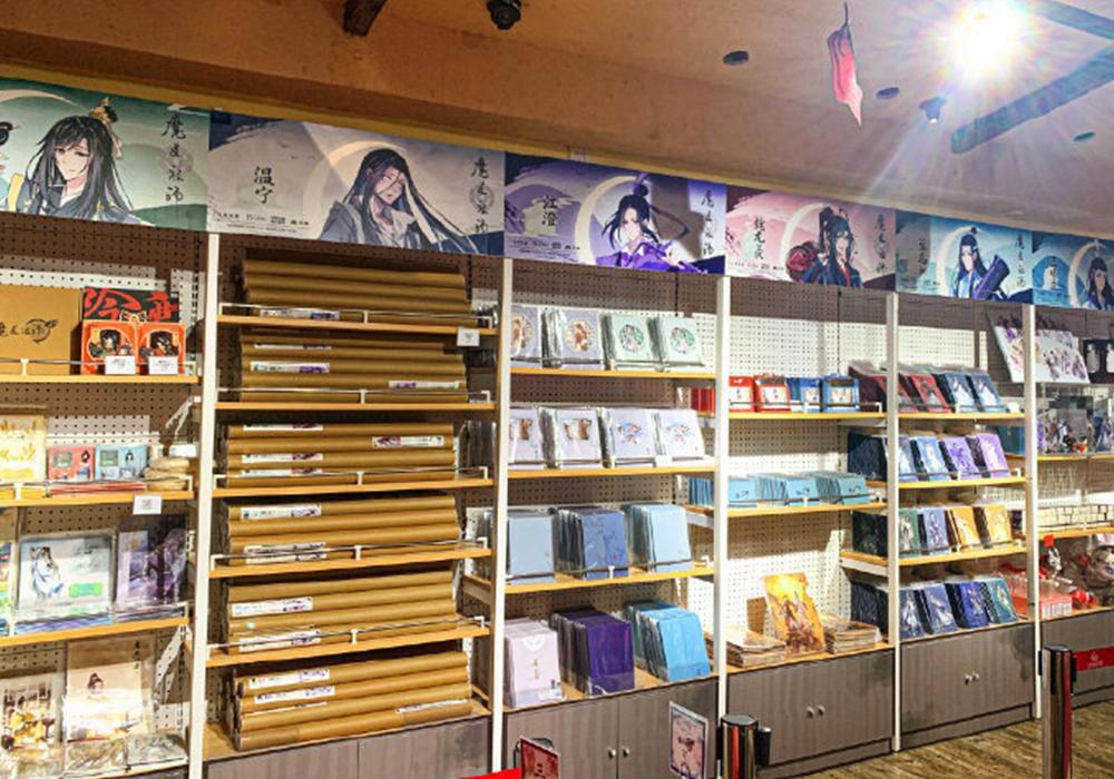 《魔道祖师》主题店官方图，墙壁边摆满周边，纸人装饰好可爱！