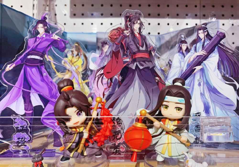 《魔道祖师》主题店官方图，墙壁边摆满周边，纸人装饰好可爱！