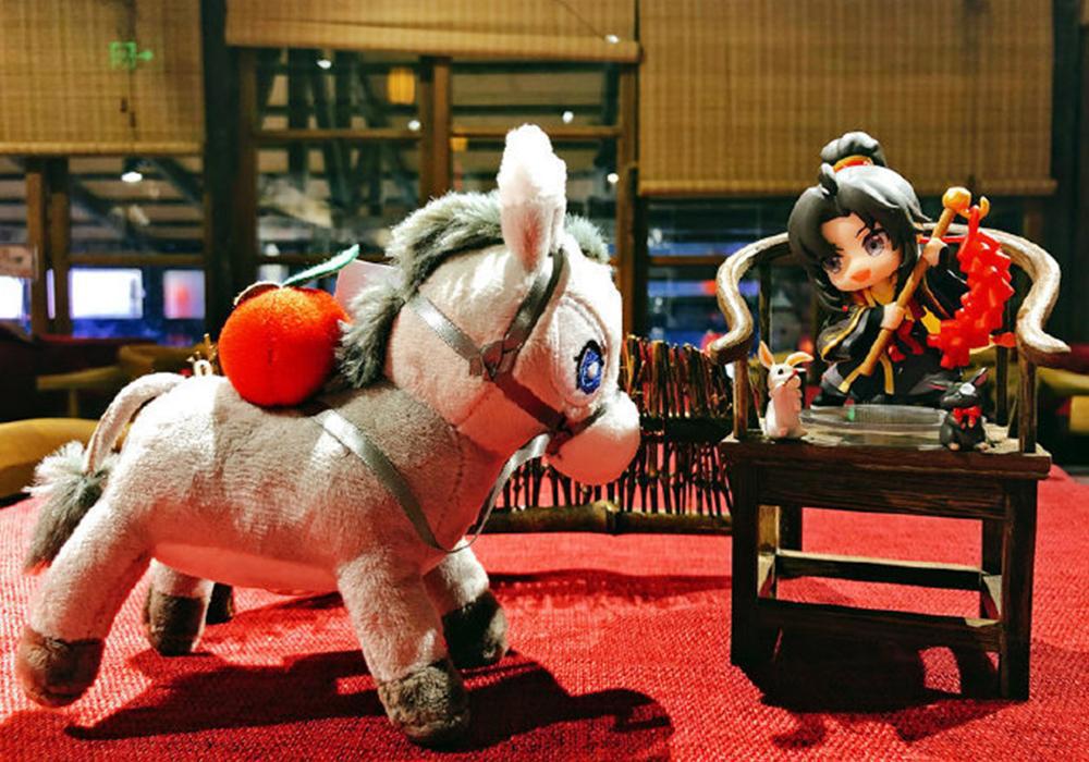 《魔道祖师》主题店官方图，墙壁边摆满周边，纸人装饰好可爱！