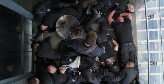 漫威美队因羡慕雷神而向剧组抱怨，美队最喜欢的超级英雄竟是他？