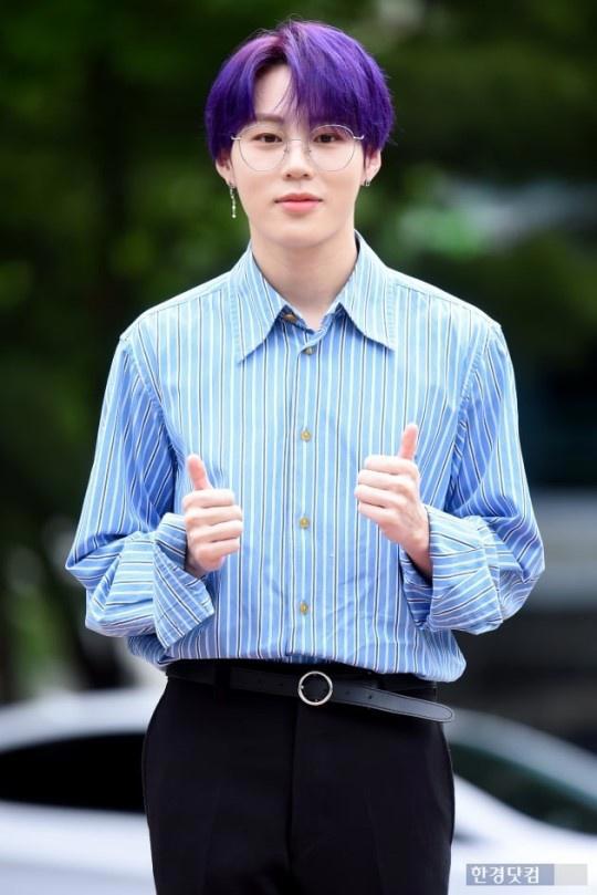 “紫发精灵小王子”河成云今日出席《音乐银行》彩排