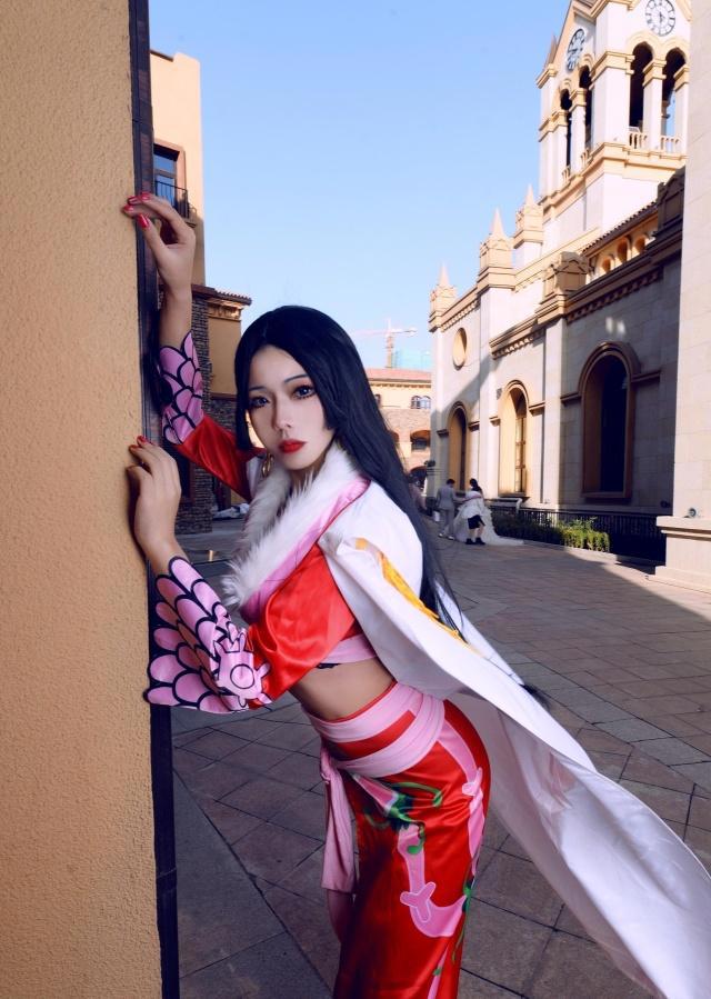 虽然动漫中看不见路飞对女帝的爱，但是cos中却能让他们紧紧相拥