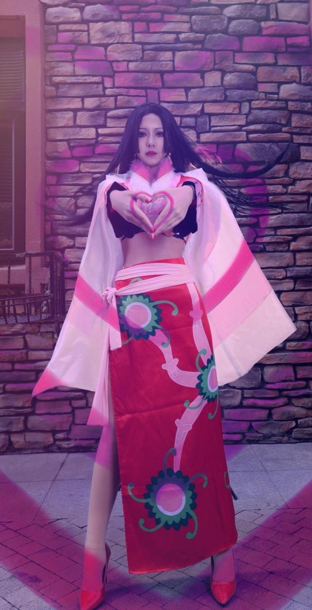 虽然动漫中看不见路飞对女帝的爱，但是cos中却能让他们紧紧相拥