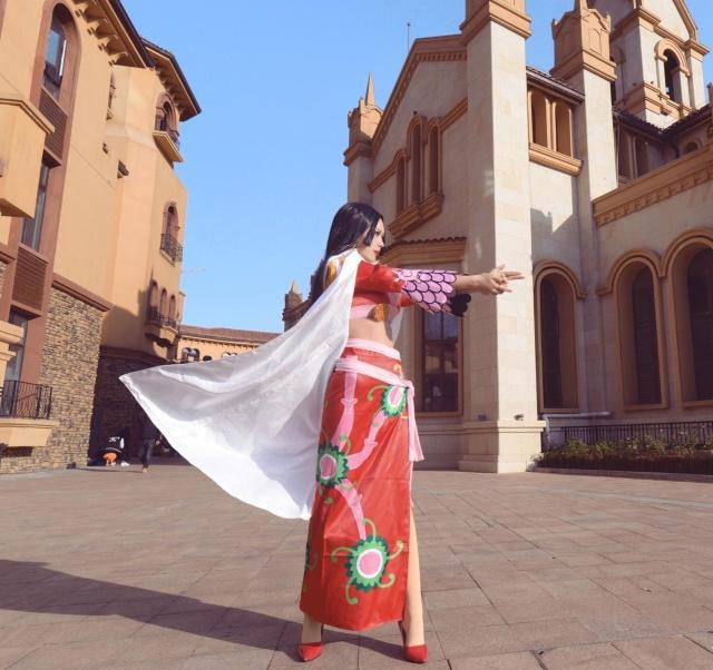 虽然动漫中看不见路飞对女帝的爱，但是cos中却能让他们紧紧相拥