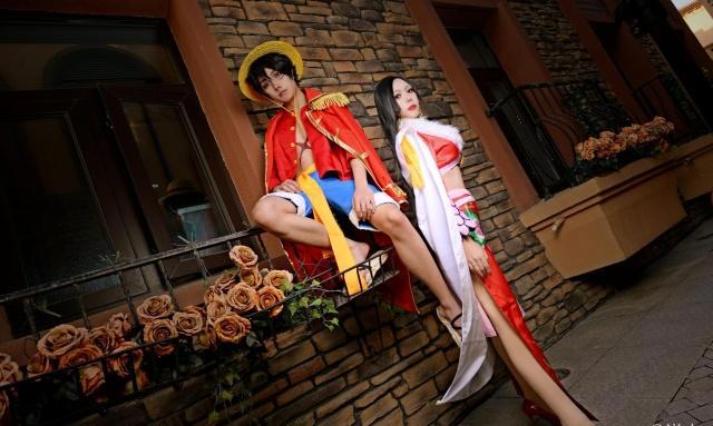 虽然动漫中看不见路飞对女帝的爱，但是cos中却能让他们紧紧相拥