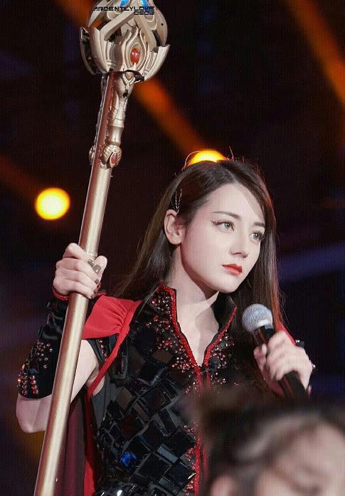 迪丽热巴穿动漫公主裙，仿佛是芭比娃娃本人，网友：美到忘记呼吸