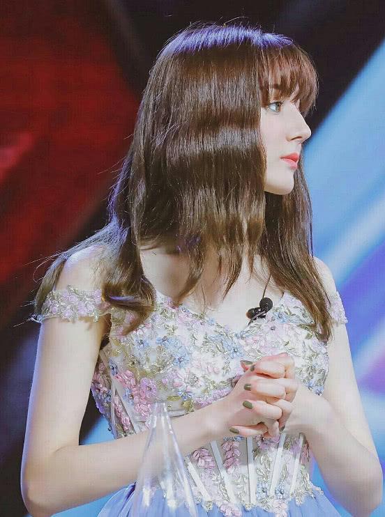 迪丽热巴穿动漫公主裙，仿佛是芭比娃娃本人，网友：美到忘记呼吸