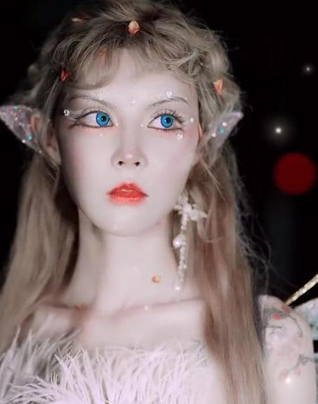 芭比迪丽拉终于放弃公主裙，转型COS动漫角色，网友：没眼看