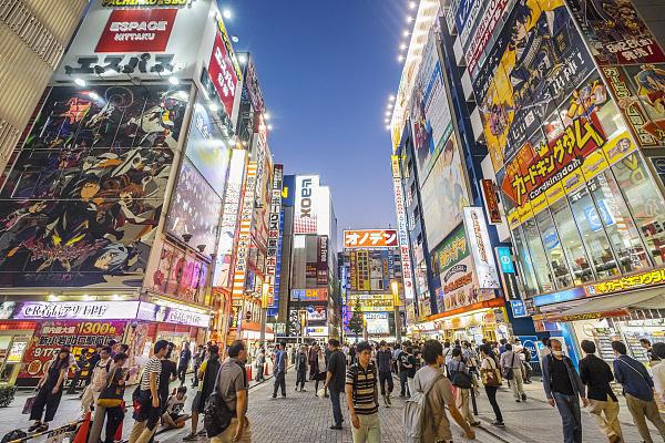 超级英雄的铁锤凿不开日本的“少女心”