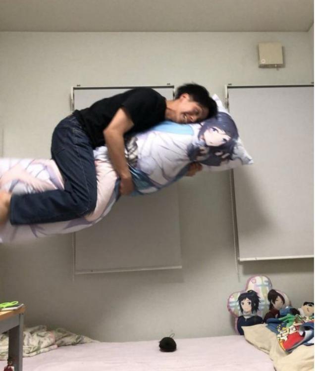 动漫美少女抱枕，究竟毁了多少宅男的人生？