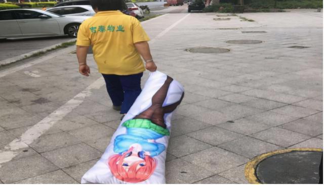 动漫美少女抱枕，究竟毁了多少宅男的人生？