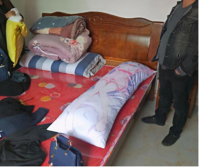 动漫美少女抱枕，究竟毁了多少宅男的人生？