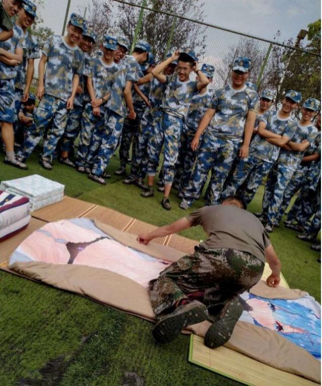 动漫美少女抱枕，究竟毁了多少宅男的人生？