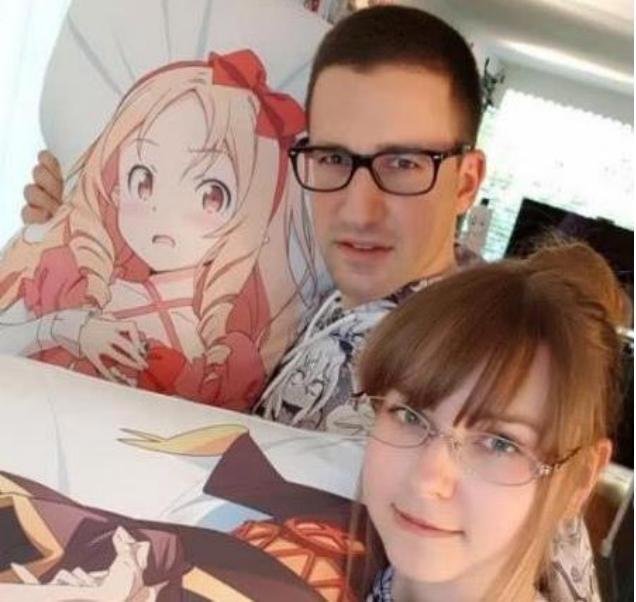 动漫美少女抱枕，究竟毁了多少宅男的人生？