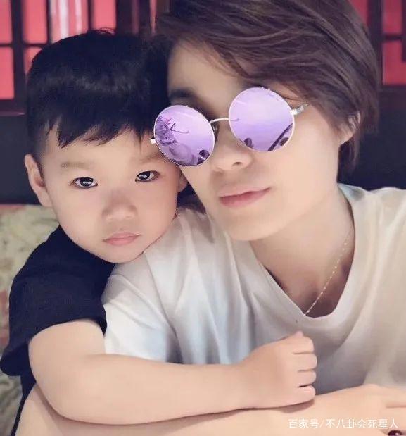 《爱情公寓》较亮眼配角，本色出演戏份少，如今嫁百亿富豪过得好