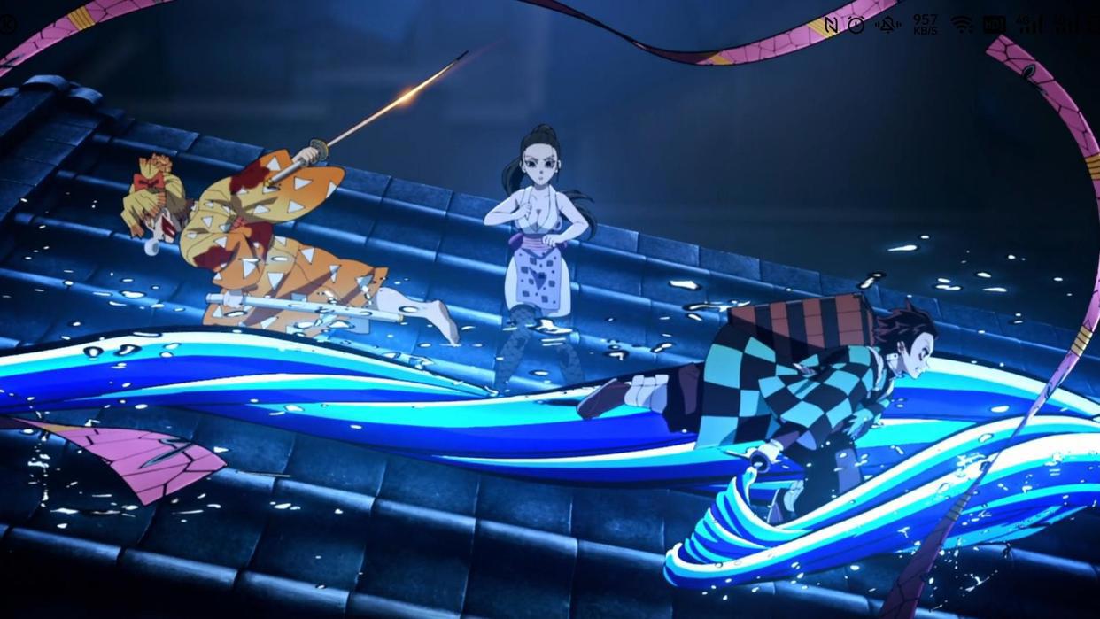 鬼灭之刃：三小强完美配合，猪猪的摩擦运动拿下堕姬的头抱起就跑