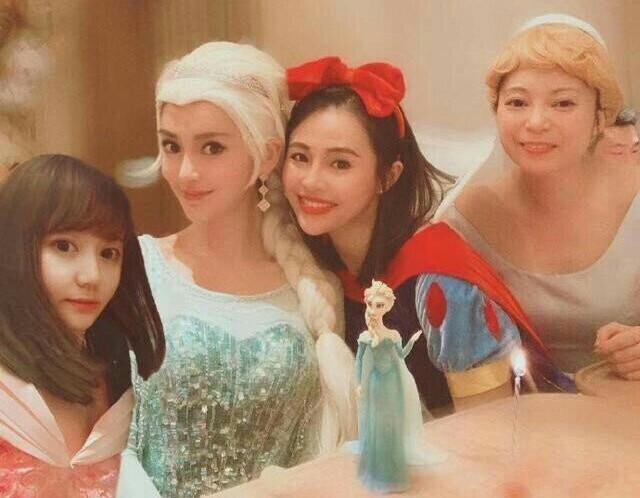 baby生日会cosplay冰雪女王，堪称角色扮演界的成功典范