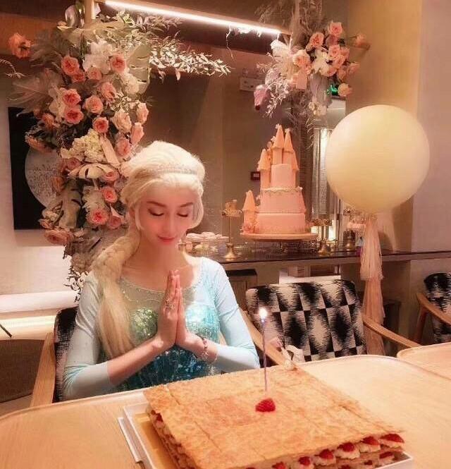 baby生日会cosplay冰雪女王，堪称角色扮演界的成功典范