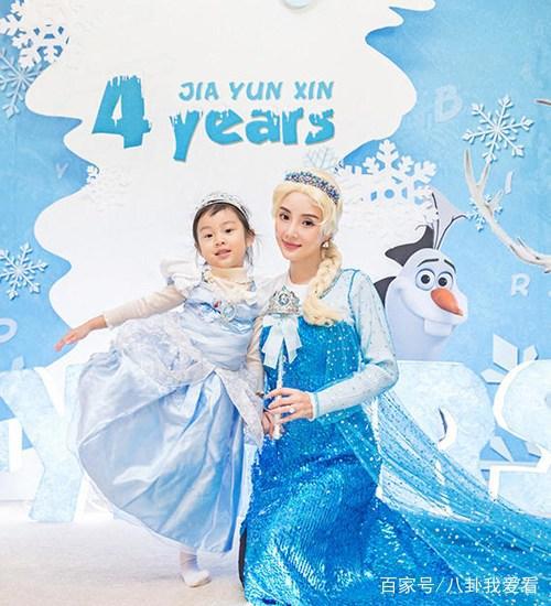 明星cos冰雪女王：乔欣清纯，热巴神还原，最后一位让人想吐！