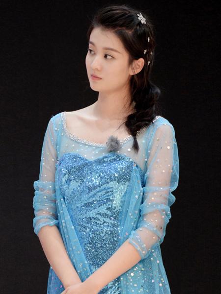 明星cos冰雪女王哪家强？关晓彤像仙女，看到热巴，是真人吧