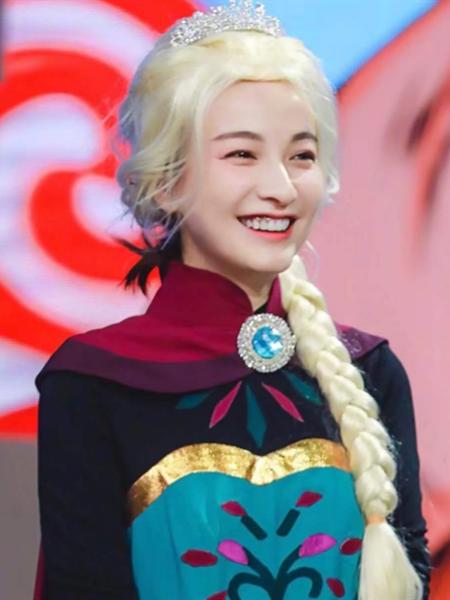 明星cos冰雪女王哪家强？关晓彤像仙女，看到热巴，是真人吧