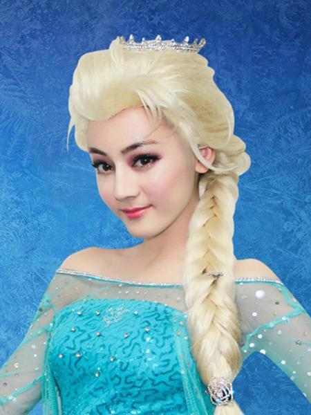 明星cos冰雪女王哪家强？关晓彤像仙女，看到热巴，是真人吧