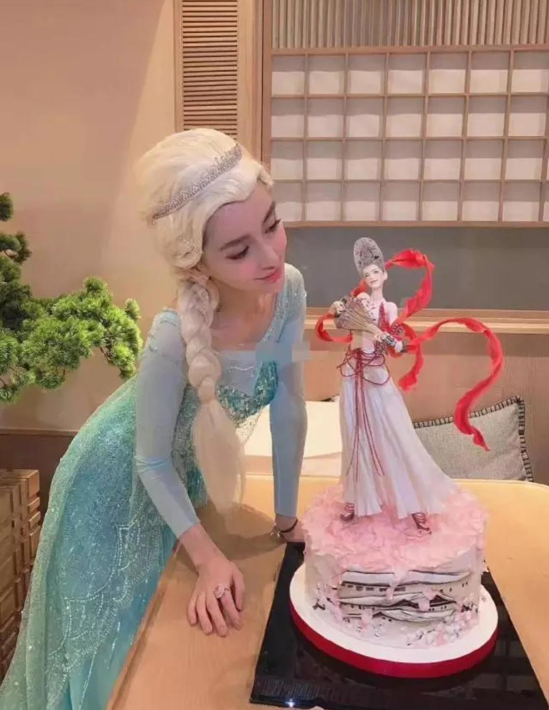 明星cos冰雪女王哪家强？关晓彤像仙女，看到热巴，是真人吧