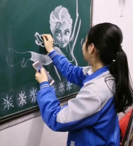 妹纸在黑板上画上“冰雪女王”，下一秒被擦掉，网友：完了！