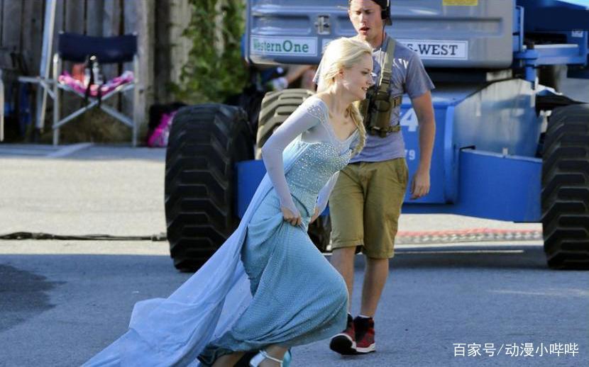 现实版冰雪女王，艾莎美貌遗传自妈妈，包子脸安娜笑起来也很甜！