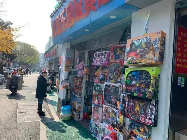 烧钱拆盲盒，在学生圈有多火？杭州妈妈被女儿“神操作”气炸：作为家长，我真恨啊