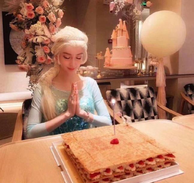 Baby的生日派对，COS艾尔莎美爆了，而小棉袄扮可爱亲了亲母亲