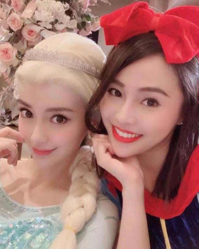 Baby的生日派对，COS艾尔莎美爆了，而小棉袄扮可爱亲了亲母亲