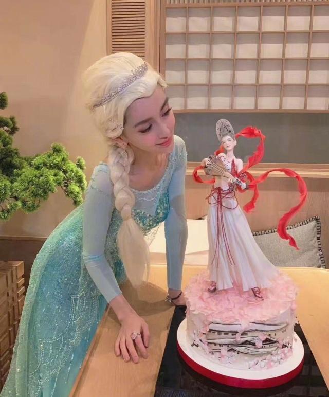 angelababy在巴黎cos冰雪女王为自己庆生，宴会现场宛如童话世界