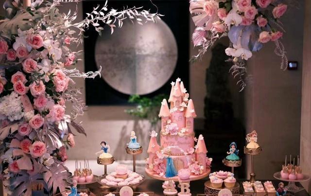 angelababy在巴黎cos冰雪女王为自己庆生，宴会现场宛如童话世界