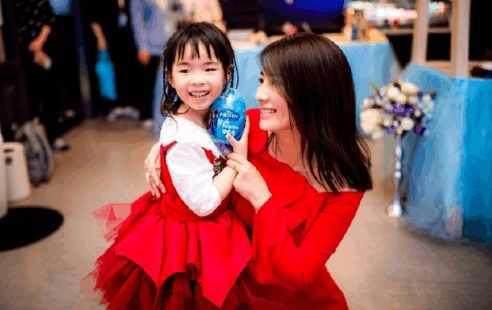 黄奕庆祝女儿铛铛5岁生日，邻家有女初长成，网友：漂亮的小精灵