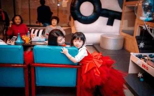 黄奕庆祝女儿铛铛5岁生日，邻家有女初长成，网友：漂亮的小精灵