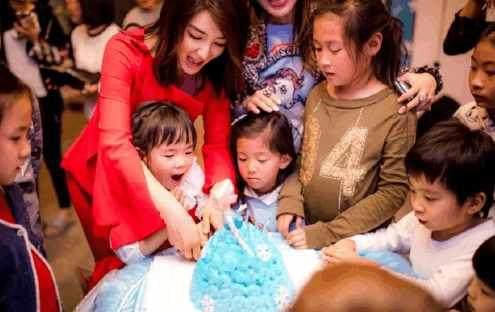 黄奕庆祝女儿铛铛5岁生日，邻家有女初长成，网友：漂亮的小精灵