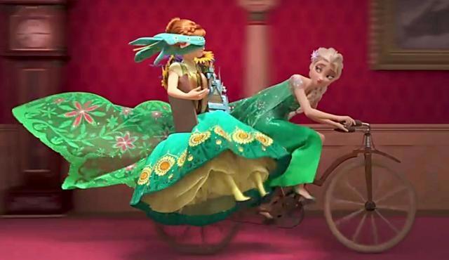 迪士尼公主艾莎与安娜温馨的五张截图，骑自行车的艾莎最罕见！