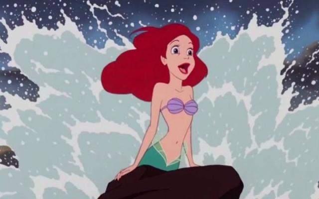 隐藏在《冰雪奇缘2》预告中的巧合，艾莎和小美人鱼进行世纪交谈