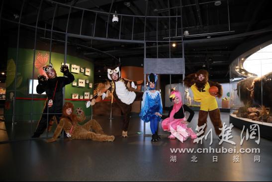 6万方穿越空间1600平巨型迷宫灯阵春节到园博园与“博虎”穿越中国年