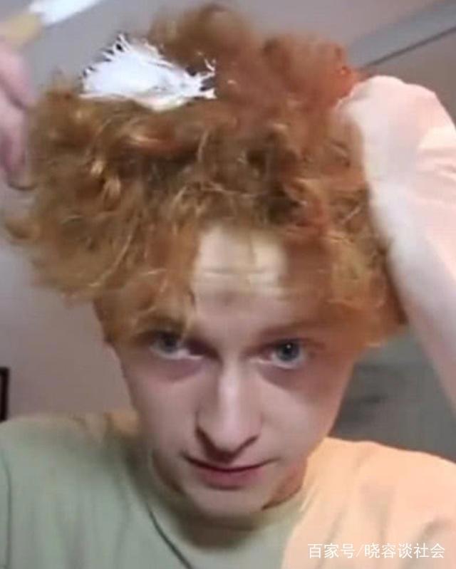 小伙痴迷《精灵旅社》，把头发弄成男主同款，拉直后秒变男神