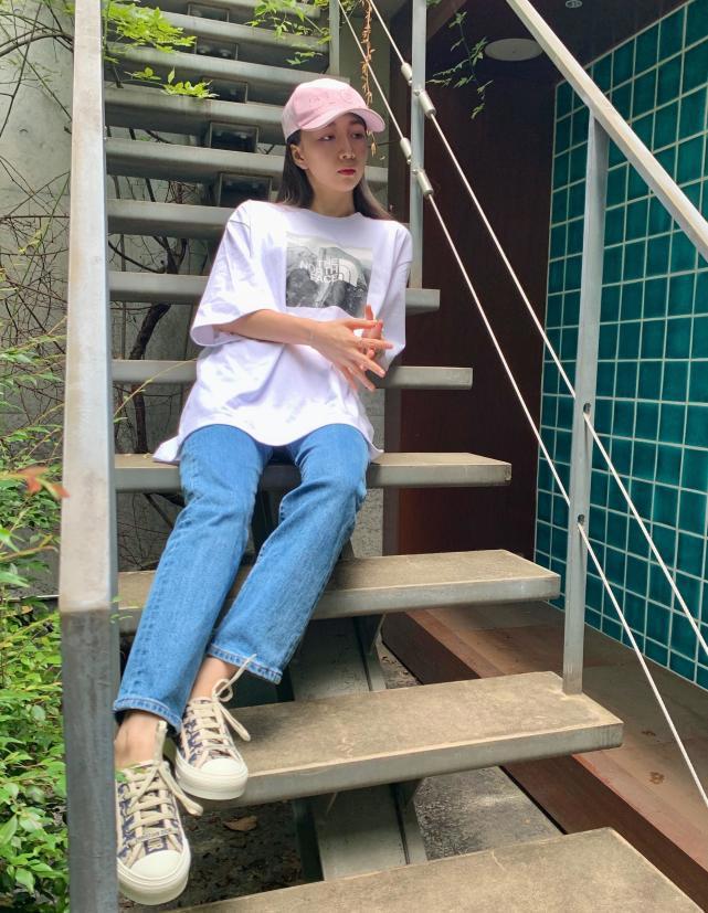 51岁工藤静香漫画T配板鞋太少女，被误认木村心美，母女身材一样